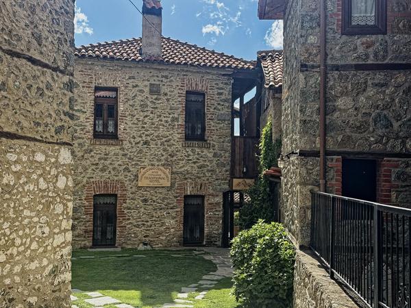 <h3>Agios Gemanos Hotel</h3><p>Deze bouwstijl heet Macedonische traditionele architectuur.  De stijl is ontstaan toen de lokale bouwtradities vermengen met de Ottomaanse stedelijke architectuur.  Het was voorbehouden aan rijkere mensen.</p>Apple met iPhone 16 Pro back triple camera 6.765mm f/1.78, 1/4329 sec  bij F1.8, ISO 100
